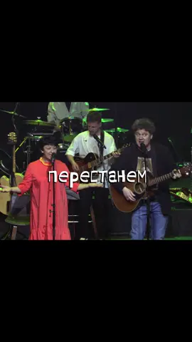 Просто легче легкого! Как эта песня звучит на концерте!) В следующий раз споем ее 20-го декабря на Новой сцене Александринки! Билеты на нашем сайте!) #смешband #летающиезвери #легчелегкого #детство #зима 