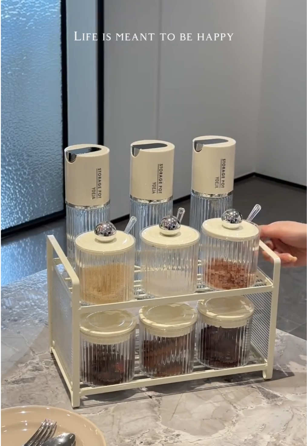 Hộp đựng gia vị có chống ẩm, Chai thủy tinh đựng nước mắm dầu ăn có nắp đóng mở tự động kèm kệ. #decor #kegiavi #logiavi #bogiavi #thuytinh  @Góc Nhà Xinh  @Góc Nhà Xinh  @Góc Nhà Xinh 