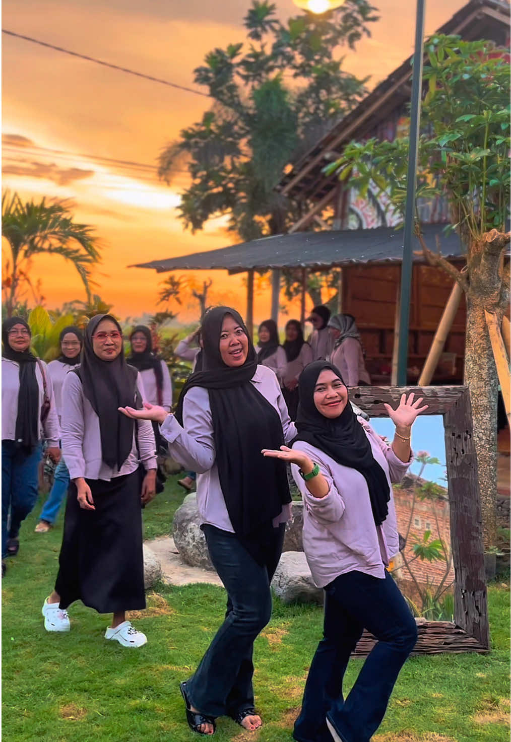 Makan di Kebon Regeng tuh vibes-nya beda banget! 🌿✨ Suasana asri, angin semilir, ditemani menu tradisional yang bikin nagih. Datang bareng teman atau keluarga, pasti jadi momen seru yang susah dilupain! 🍽️💚 #kulinerindonesia #buburtumpang #kulinerkaranganyar #nasitumpang #kulinersragen 