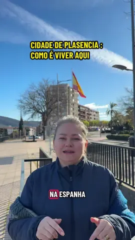 ✨ Você já pensou em morar em Plasencia? Essa cidade encantadora no norte da Extremadura é aquele mix perfeito entre qualidade de vida e praticidade! 🏡🌳 💸 Aluguel mais barato que nas grandes cidades Enquanto Madrid fica cada vez mais cara, em Plasencia você encontra apartamentos amplos e preços muito mais acessíveis — perfeito para quem quer economizar sem abrir mão do conforto. 🚆 Transporte prático e conectado Plasencia tem boas conexões de ônibus e trem, além de estradas excelentes. É ideal para quem precisa se deslocar pela região ou faz viagens frequentes. 📍 Apenas cerca de 2 horas de Madrid! Muita gente vive aqui e trabalha ou estuda na capital, aproveitando o custo de vida mais baixo, a tranquilidade e a natureza incrível ao redor. Plasencia é aquela cidade estratégica: pequena, charmosa e super bem localizada. 🌄 Se você busca qualidade de vida, mobilidade e preços que cabem no bolso, Plasencia pode ser o seu próximo destino! #ImóvelEntregue #relocation #TikTokImóveis #transformação #espanha #alquiler 