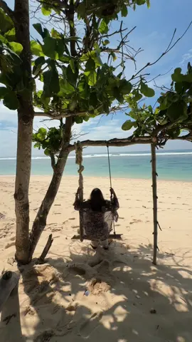 RedDoorz @ De’Balcon Accommodation Kuta bisa banget jadi pilihan terbaik kalau kamu cari penginapan murah, bersih, dan super dekat bandara. Dari bandara ke sini cuma sekitar 6 menitan, jadi cocok banget buat kamu yang butuh tempat transit sebelum atau sesudah liburan. Dengan harga mulai 110 ribu, kamu udah dapet kamar yang bersih, luas, dan lengkap—mulai dari AC, TV, sampai Netflix. Worth it banget untuk short stay atau liburan hemat. Booking lewat aplikasi RedDoorz dan pakai kode promo YUKNGINEP biar lebih hemat lagi. Saatnya buka semua pintu bareng RedDoorz ✨ #bali #hotel #RedTRavelers #RedDoorz #bali 