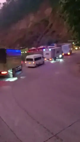 yg melintas jalur sitinjau laut KLO muatan berat sebaik nya nahan dulu,ada insiden tabarakan beruntun,lagi macet TTL sekarang👌👌