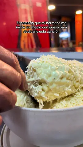 Esperando que mi hermano me invite un choclo con queso y mollejas 🧀🍽️ - #guayaquil #mollejas #elbarondelasmollejas #choclo #quito 