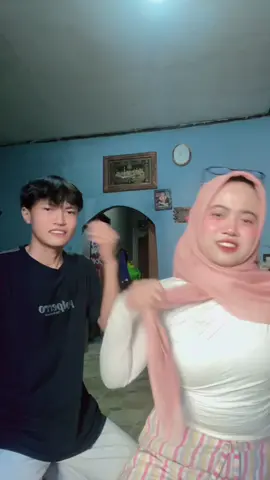 tuker kado hari aniv yg ke 2th kita hehe, tdi nya budget nya 100k aja eh doi malah lebih ktnya gpp xixi, wish doi ktny semakin sehat hubungan nya, soal nya doi ngerasa byk drma haha pdhl doi yg cwo, klo dri aku si smoga semakin hari semakin tambah rasa syg nya rasa cinta nya, kita lanjut ke taun berikut nya smsm ya b, wopyuu xixi🤭😙💖@F <3 #fyp #aniversary 