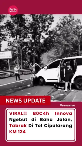 Insiden kecelakaan terjadi pada Sabtu pagi (29/11) di ruas Tol Cipularang KM 124–123, ketika sebuah Toyota Kijang Innova melaju kencang di bahu jalan sebelum akhirnya menabrak bagian belakang sebuah truk box. Aksi berkendara di bahu jalan yang bukan peruntukannya ini membuat peristiwa tersebut menyita perhatian banyak orang. Kecelakaan ini bukan hanya membahayakan diri pengemudi, tetapi juga menimbulkan risiko bagi pengguna jalan lain. Beberapa sumber bahkan menyebutkan bahwa mobil Innova tersebut sempat melakukan dim ke pengendara lain sebelum kejadian, sehingga memunculkan dugaan bahwa mobil dikemudikan dengan cara tidak bertanggung jawab. Rekaman pengemudi Innova yang terlibat kecelakaan ikut beredar di media sosial sebagai pengingat bahwa berkendara sembarangan di jalan tol dapat berdampak fatal. #BeritaInYuk #beritaviral #viral #fyp #videoviral #tranding #trendingvideo #ugalugalan #TolCipularang #KecelakaanTol #Innova #cumidarat #inovareborn #uang #papi #ai #TrukBox #trukmaniaindonesia #ViralIndonesia