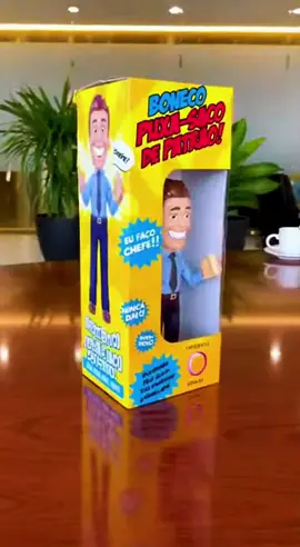 Boneco puxa-saco de patrão - bonecos caóticos . #sora2 #bonecosfeitocomIA #bonecos #bonecoscaoticos #brinquedos 