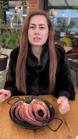 Perfectiunea in materie de caracatita, atat in SatuMare cat si Oradea. Folosim o caracatita 1/2, din zona #fao34, cea mai buna zona din lume, datorita curentilor de aer, proprietatilor etc. A nu se confunda cu caracatita la tava din super/hypermarket-uri🙏 #cinquebistro Satu Mare☎️0771-567.271 Oradea☎️0771-567.555