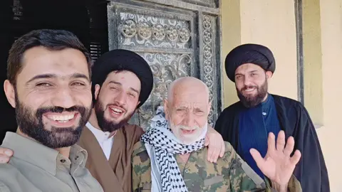 يكلي سيد راح يخلص عمري و ما استشهدت 😔 شكد عدنا شيبات مباركة بالحشد مثل العم ابو علي  تسألهم تكلهم ؟؟ تردون تطلعون تقاعد ميقبلون ! حجي ليش متروح تكعد ببيتك و راتبك يوصلك  يكلك شسوي بالراتب قابل انا جاي ع الراتب  حجي جا شتريد  يظل يبجي و يكلك ادعولي بس ( بالشهادة ) (( و قتلاً في سبيلك فوفق لنا ))