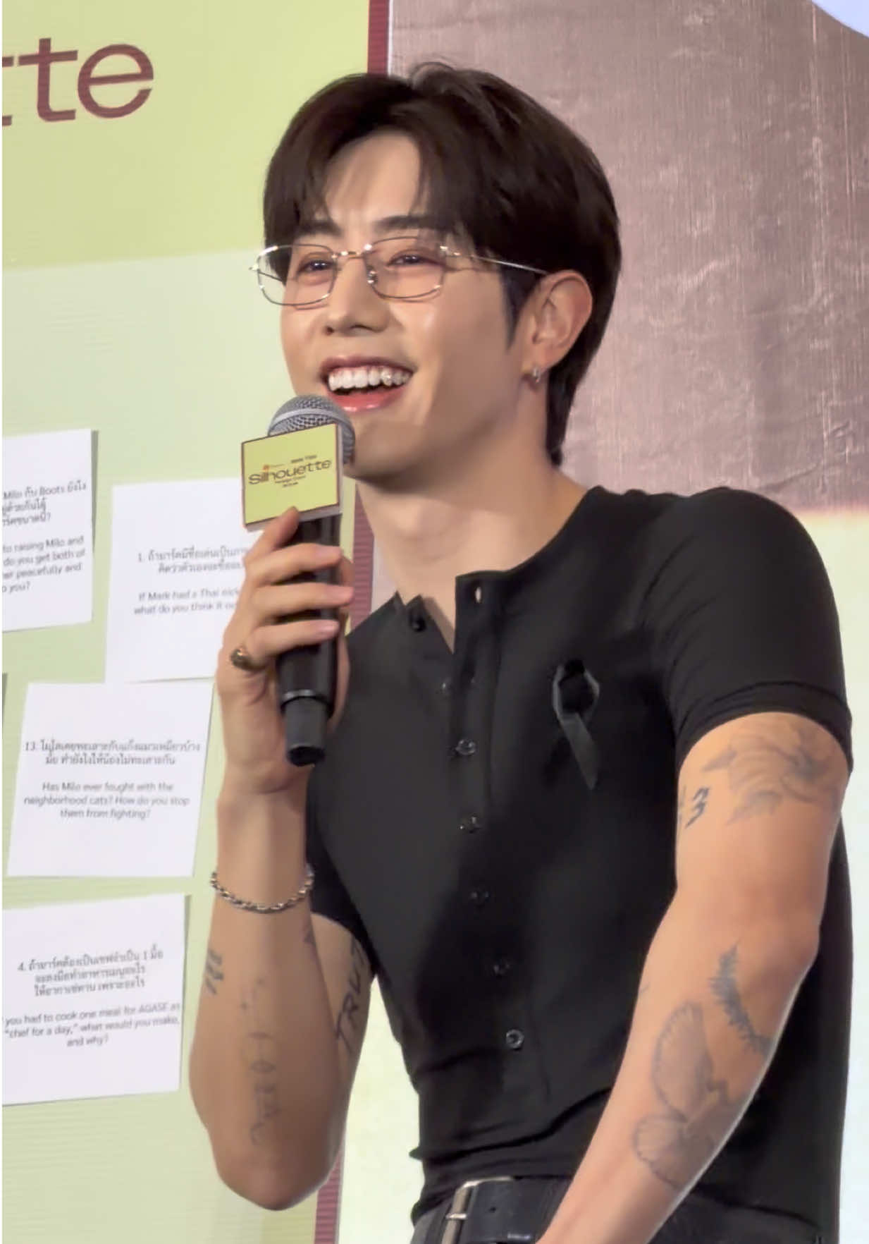 หึ เจ้าอากาเซ่คนไหนจะหนีพี่มาร์คพ้นคะะะะ พี่ old ที่รัก ตั้งใจพูดมากกก 55555 🐰💚 #มาร์คต้วน #marktuan #shopeexmarktuanevent #silhouette #shopeexmarktuansilhouettefansign 