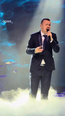 Otvorio je koncert sa svojom prvom pesmom koju je snimio nakon pobede u Zvezdama Granda.  Za sve nas koji se sećamo tog perioda ovo je predivan flashback u detinjstvo i neka mnogo lepša vremena. 🥺✨🎶 @Bane Mojićević  #banemojicevic #zvezdegranda #koncert #mtsdvirana #beograd