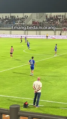 Tom haye memang paling enak dilihat permainannya.. bagaimana visinya diatas rata2 #tomhaye #persibbandung #tomhayepersib #persibday 