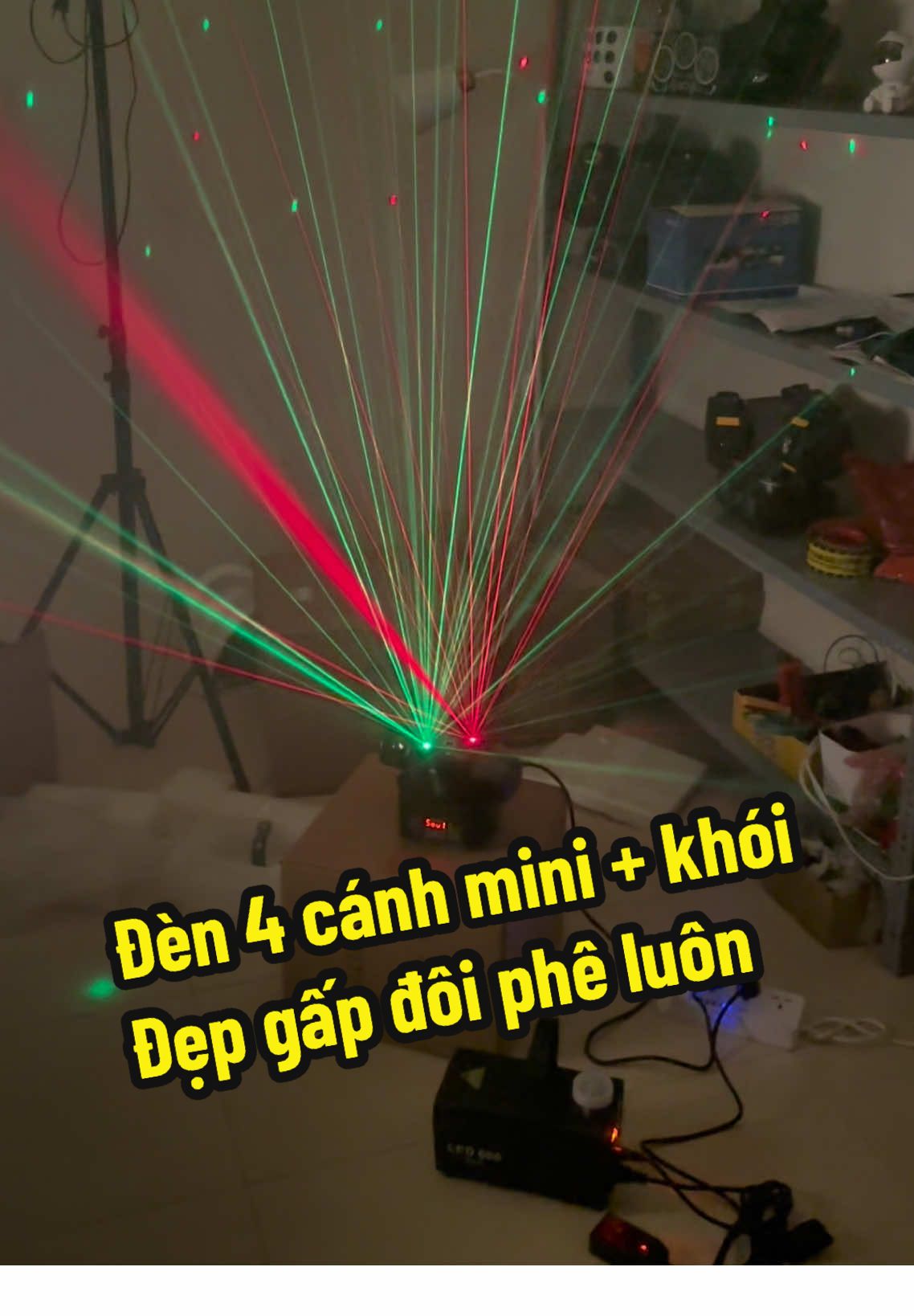 Phòng nhỏ mà bật đèn 4 cánh mini + khói lên … nhìn mê thật sự luôn! #MIAXLighting #denbay #denbayphong #denkaraoke 