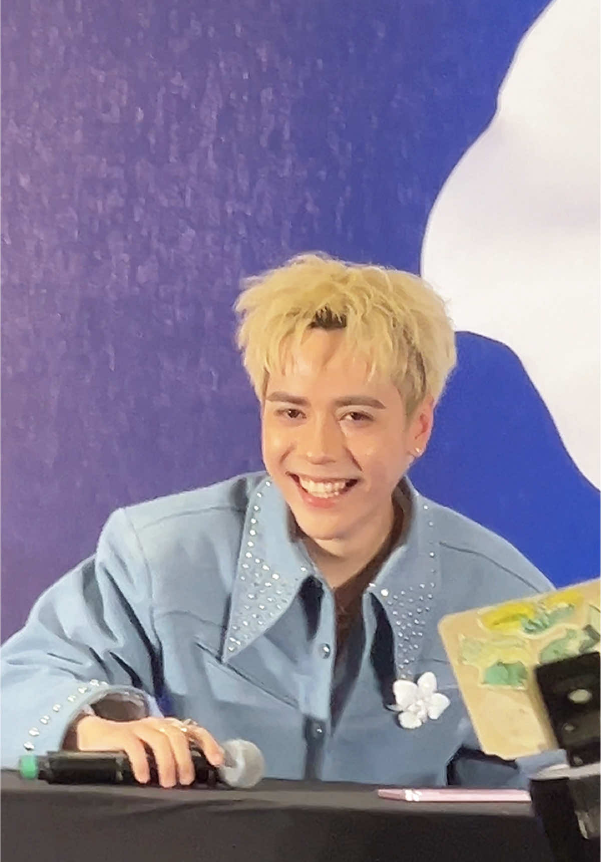 Ảnh live Mưa Đáaaaaa nè … siêu hay mà mãi khum chịu mang đi diễn #QuangHungMasterD #Bloomever #MasterD1stAlbum #bloomeversigntour 