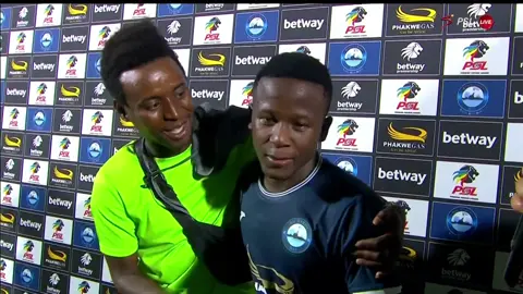 I’ve never experienced a fan somehow crashing my post match interview 🤣🤣 but in such moments you have to keep your composure and find a solution 🤣🤣🤣🤣🤣🤣🤣 #betwayprem #richardsbay #supersport #ssfootball #Psl 