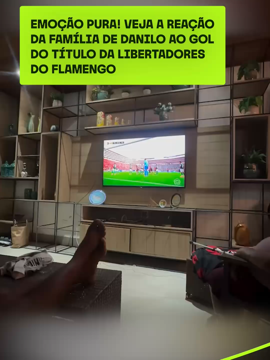 NÃO TEM NADA MELHOR! Imagina alguém da sua família ser o herói do título do primeiro brasileiro tetracampeão da Libertadores? Foi isso que Danilo proporcionou aos seus parente ao fazer o gol que deu o troféu ao Flamengo em final histórica contra o Palmeiras, e tem vídeo do momento! Veja e se emocione! #terraesportes #futebol #flamengo #palmeiras #libertadores #danilo