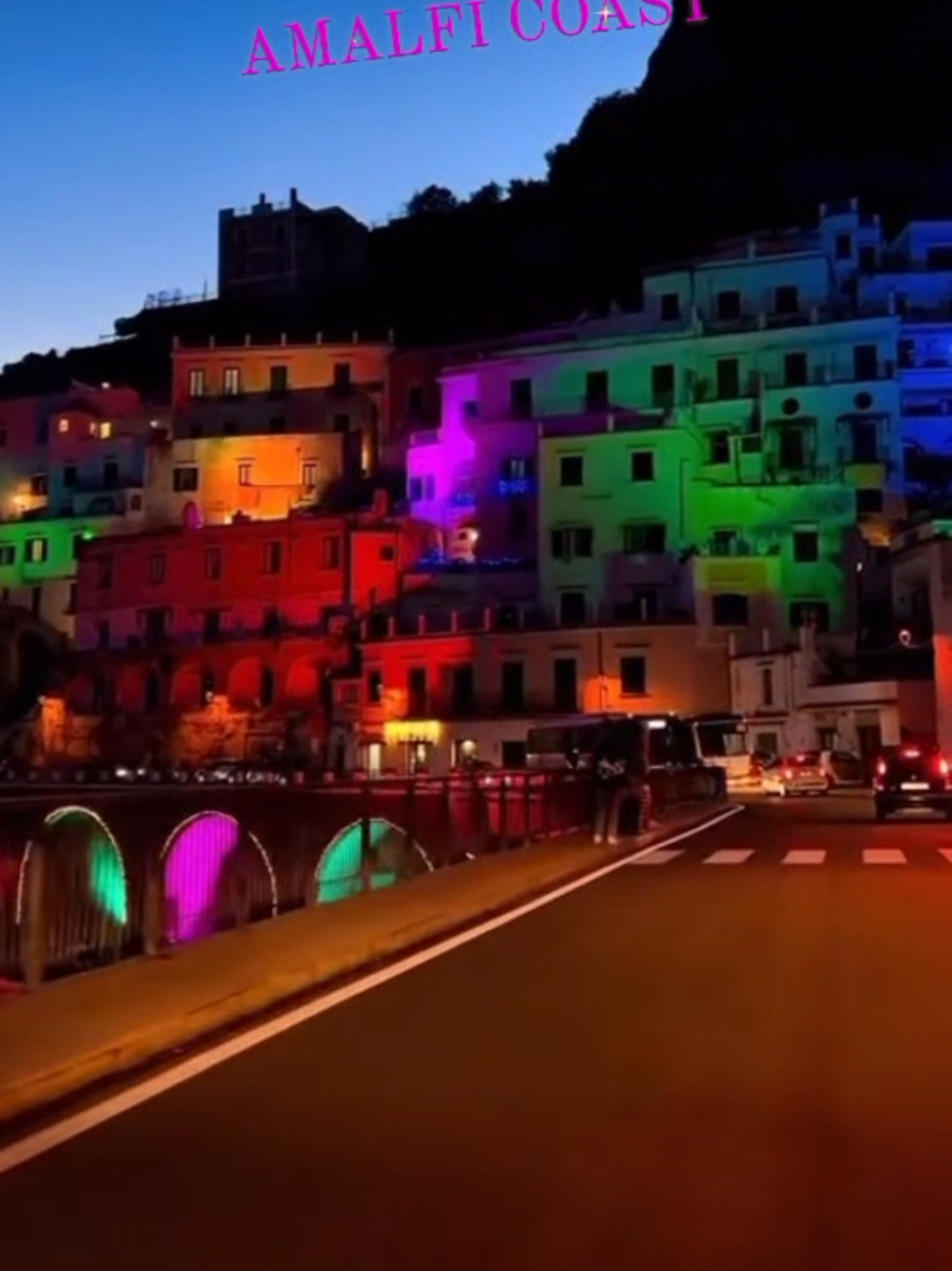 AMALFI COAST A DICEMBRE - ITALY 🇮🇹  Costiera Amalfitana a dicembre mostra un fascino diverso da quello estivo, più intimo e autentico. In questo periodo l’atmosfera natalizia aggiunge un tocco speciale: luci, presepi artigianali e piccole feste di paese animano i centri storici. Amalfi, in particolare, si illumina con decorazioni eleganti e ospita eventi legati alle festività. La gastronomia diventa ancora più ricca, con dolci tipici come i mostaccioli e sapori di stagione abbinati agli agrumi locali. Visitare l’Amalfi Coast a dicembre significa scoprirla nel suo lato più genuino: niente folla, paesaggi romantici, colori intensi e un’accoglienza più calorosa da parte dei residenti. Un’esperienza ideale per chi cerca pace, cultura e bellezza invernale. #amalficoast #decembertravel  #perte #foryour  #traveltiktok 
