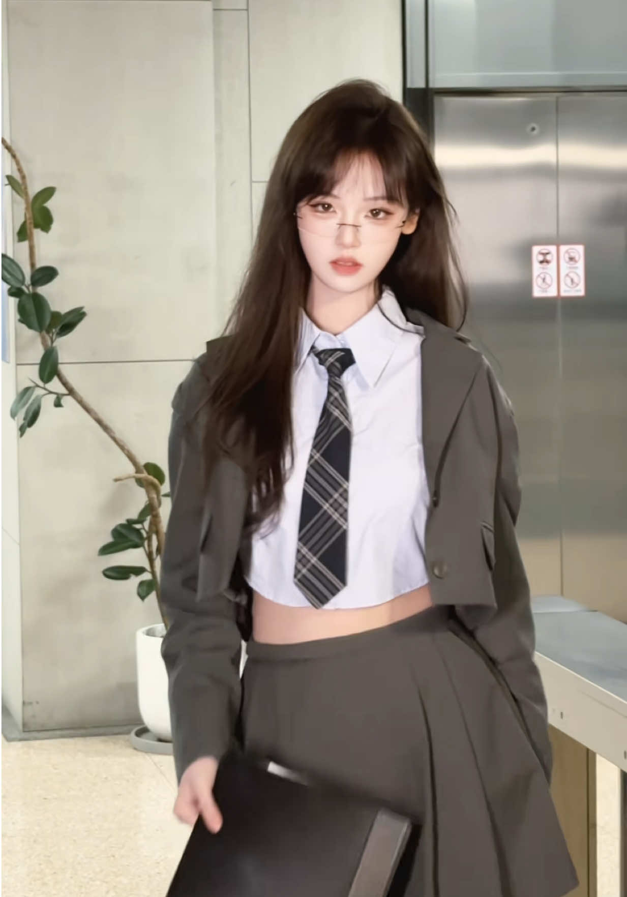 小孩偷穿大人衣服还挺有感