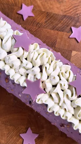 Bûche myrtille, chocolat blanc et vanille 🫐 Blueberry, white chocolate, and vanilla log !  - Biscuit Japonais vanille - Mousse myrtille  - Insert myrtille guimauve  - Crémeux vanille  - Ganache montée vanille  Pour retrouver toutes mes recettes, astuces et vidéos détaillées, rendez vous sur le lien dans ma bio 💬 🇬🇧🇬🇧🇬🇧 - Japanese vanilla sponge cake - Blueberry mousse  - Blueberry marshmallow filling  - Vanilla cream  - Vanilla ganache  To find all my recipes, tips, and detailed videos, visit the link in my bio 💬 #patisserie #pastry #dessert #buchedenoel #log 