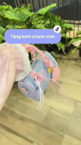 Món quà tặng ny ý nghĩa 🌷🌷         Túi xinhh 20 s l o t trong video này mua túi kèm charm kitty cute giá s a l e 85k🌷.                                                                                #hottrend #thinhhanh #fyb #tuihelokitty #helokitty 