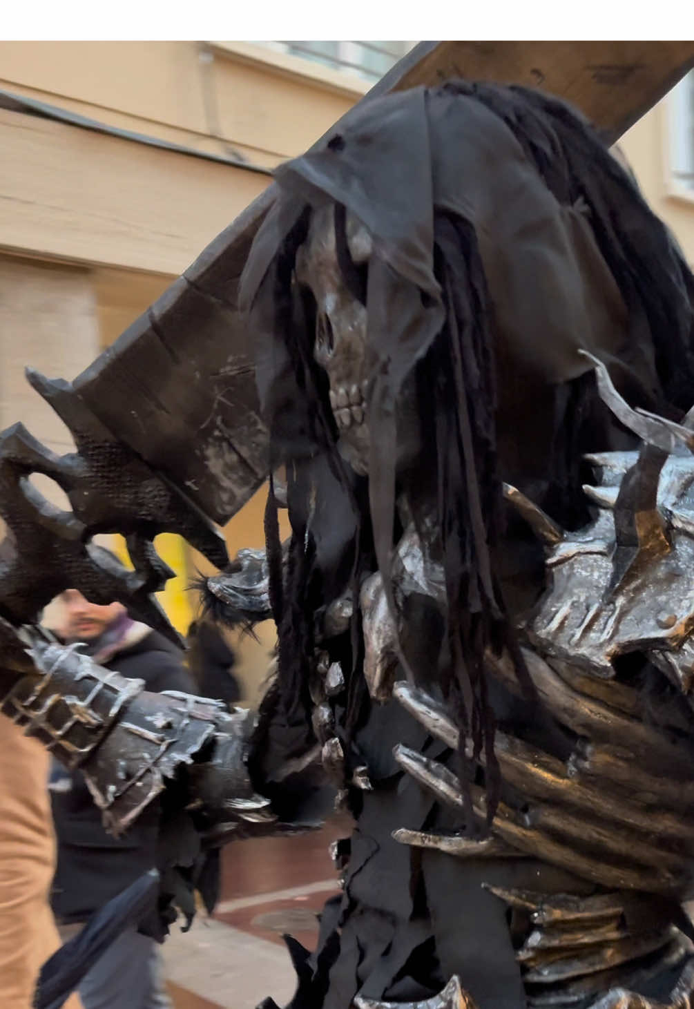 Aura farming in the streets of Rouen ⚔️  Costume hand made by me !  #darksouls #eldenring #cosplay #knight #darkfantasy 