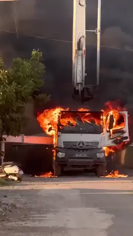 还好车里没人，这得亏多少钱。 #tiktok #上热门 #搅拌车 #罐车 