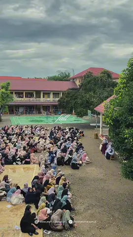 Beberapa jam sebelum semuanya berubah, langkah masih tenang, udara masih damai, dan aktivitas berjalan seperti biasa. Tidak ada yang menyangka, hujan yang awalnya hanya rintik berubah menjadi deras, hingga akhirnya air naik perlahan, membawa cerita yang tak pernah diinginkan. Banjir bukan hanya tentang air yang meluap, tapi juga tentang harapan yang ikut terapung, tentang sabar yang sedang diuji, dan tentang tangan-tangan baik yang saling merangkul. Semoga musibah ini segera berlalu, semoga hati tetap kuat, dan semoga kita selalu belajar bahwa di setiap ujian, ada kebersamaan yang tumbuh. 🤍🌧️🌊 #jeumalaamal  #DayahJeumalaAmal  #fyp  #banjiraceh  #luengputupidiejaya 