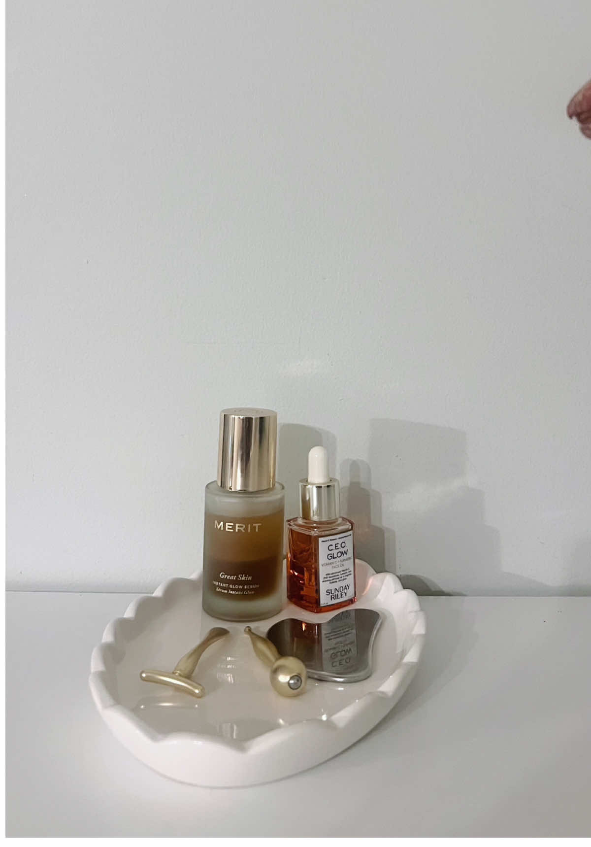 The quieter life becomes, the louder our inner wisdom grows.  @Sunday Riley  @MERIT Beauty  @LOCCITANE  @Josie Maran  @aeststudios_official  #Quietlife #SimpleLiving  #peaceaholic 