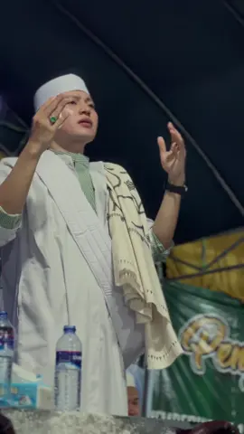 “Cinta adalah asas utama di dalam hal apapun terlebih di dalam mendekatkan diri kepada Allah dan rosulnya. Cukuplah satu wasiat nabi saw agar menguatkan cinta kita kepada Allah dan rosulnya, sebagaimana sabda nabi saw; المرء مع من احب Artinya; seseorang akan bersama dengan orang yang di cintai. Cinta kepada Nabi saw Yang Ada dalam hati kita ini adalah sebab kuat kelak di akhirat kita akan bersamanya. Amiin 🤲 اللهم صل على سيدنا محمد وعلى آله وصحبه وسلم #viral #ternding #fypシ゚viral #motivasi #nasehat 