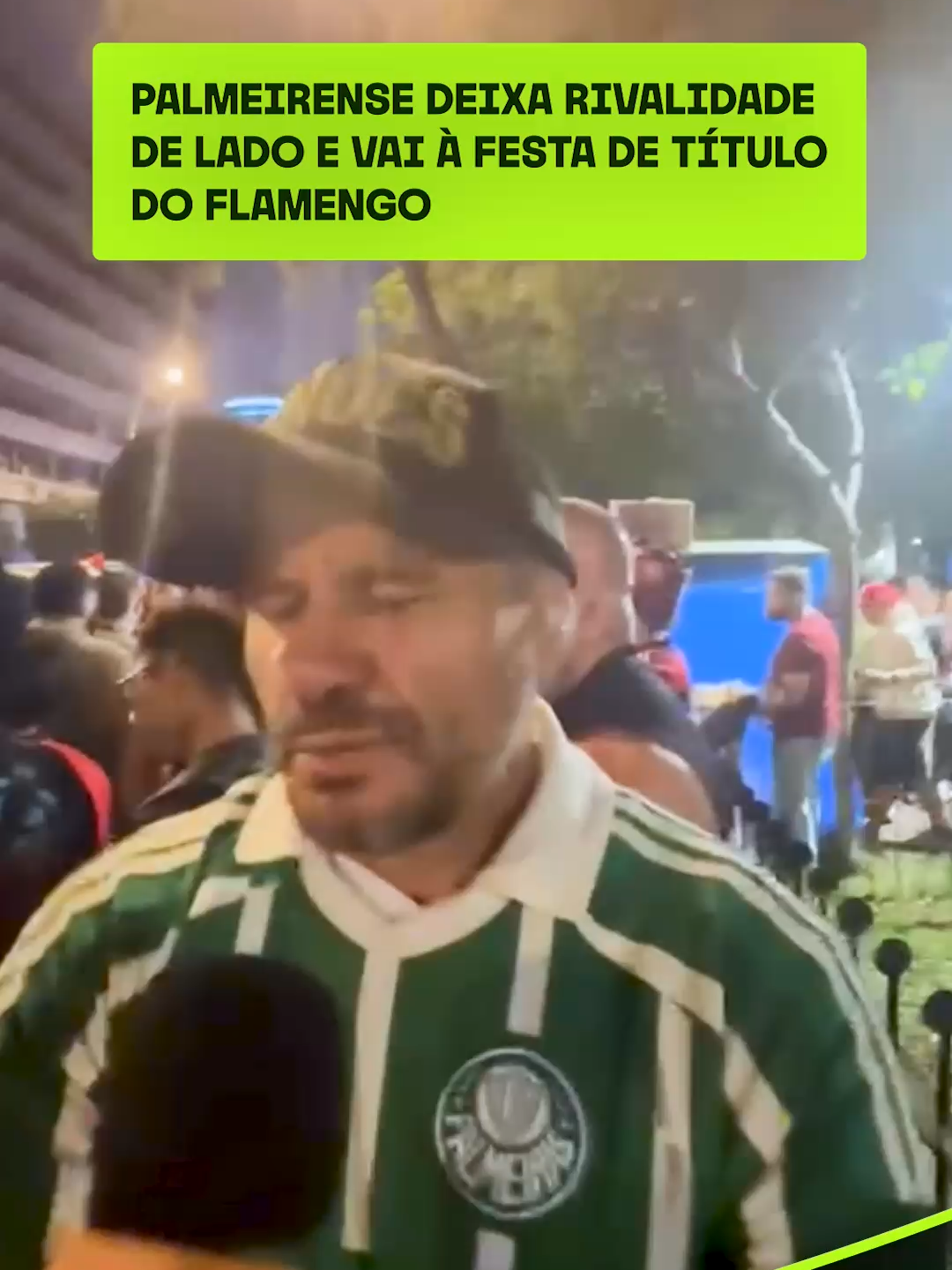 ISSO É FUTEBOL! Dando um verdadeiro exemplo de civilidade e espírito esportivo, um torcedor do Palmeiras compareceu à festa do título da Libertadores do Flamengo em Lima. Mesmo que a conquista tenha sido em cima do seu time, ele reforçou que o importante é que o troféu veio para o Brasil. E está certo! #terraesportes #palmeiras #flamengo #futebol #libertadores