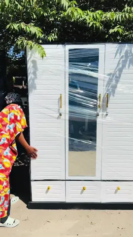 Makabati ya nguo ya kisasa zaid, milango mitatu, bei ni 420,000 usafiri ni bure kabisa, tupo ubungo Riverside  #fyp #foryou #furniture #makabati #kabatizanguo 