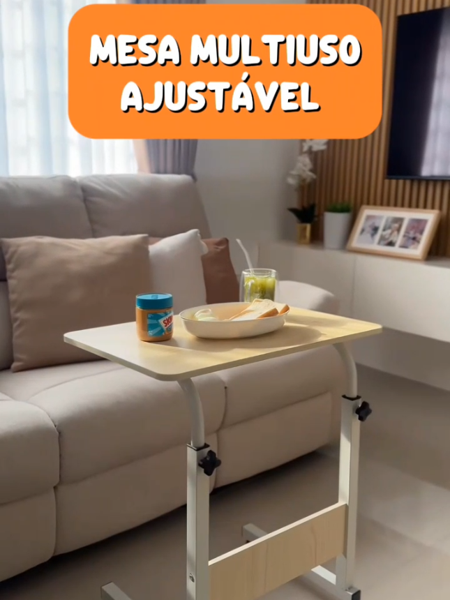Encontrei e comprei! Mesa dobrável + regulagem de altura + rodinhas!  Agora ficou muito mais fácil estudar, trabalhar ou comer no sofá 😍 Me fala “mesa” que eu mando o link 🛋️👇#foryou #casa  #achadinhos #homeoffice #viral 