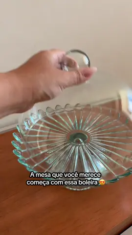 O segredo pra mesa bonita sem esforço 👀✨” Se você quer servir bolo com elegância, essa boleira de vidro é obrigatória na sua cozinha! Vidro resistente, design chique e perfeita para decorar a mesa. Corre no carrinho laranja e garanta a sua na promoção antes que acabe! ✨🍰 #boleira #mesaposta #achadinhos #decor #natal 