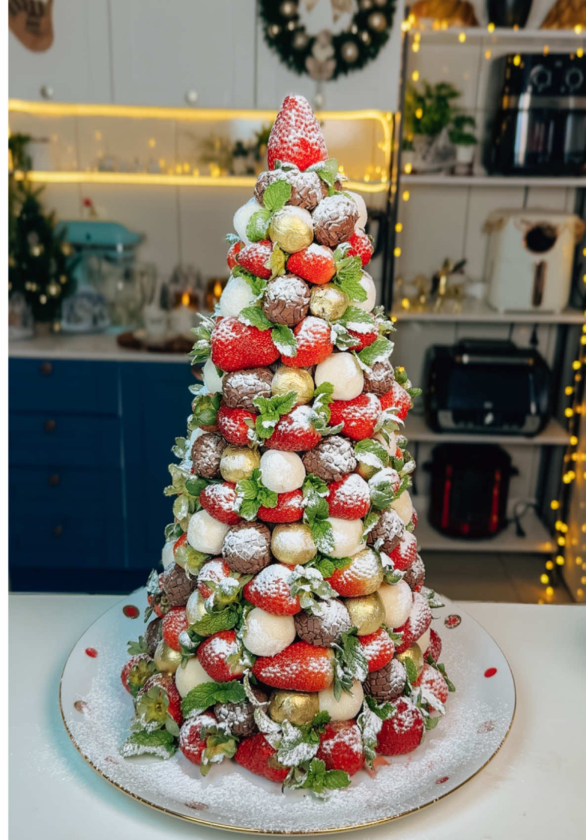 Árvore natalina de brigadeiros com morango  Ingredientes  Brigadeiro tradicional  2 leite condensado  2 creme de leite  150g de chocolate meio amargo  2 colheres de sopa de chocolate em pó 50%  1 colher de manteiga  Brigadeiro de ninho  1 leite condensado  1 creme de leite  4 colheres de sopa de leite em pó  1 colher de sopa de manteiga  100g de cobertura de chocolate pra fazer a blindagem do isopor que tem 36cm de altura  Usei 5 bandejas de morango  Folhas de hortelã e açúcar de confeiteiro pra finalizar #receitadenatal #natal 