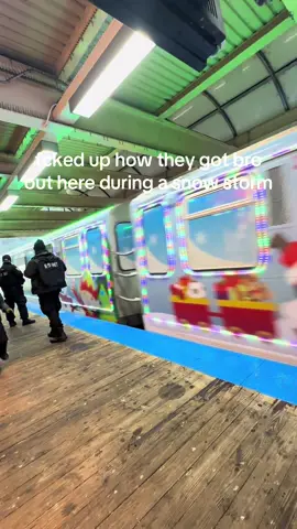 free Santa I bet he was cursing hard asf between stations 😩🤬 #chicagoholidaytrain 