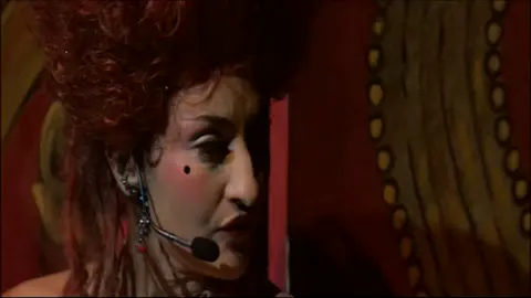 Le Roi Soleil (2005) Partie 7 #RoiSoleil #2005 #Histoire #France #LouisXIV #CultureFrançaise #Baroque #Art #Héritage #ChâteauDeVersailles #MusiqueBaroque #Danse #Théâtre #Époque #Royalité #Patrimoine #Événement #Célébration #CostumesHistoriques #InspirationHistorique #TikTokHistoire