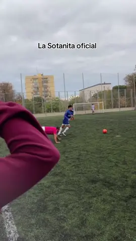 Esa es de soltar al perro y atar al chico mínimo, vídeo que me mandan mis amigos de @DUX Juanan  #futbol #sotanita #humor #fallo #caño 
