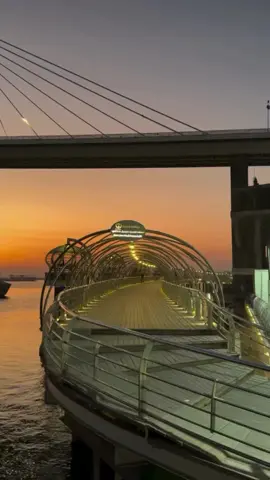 عندما تدمن شخص ستتعب كثيراً ان غاب عنك لحظة🥺