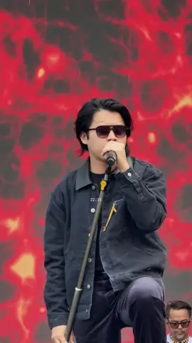 Rony + Angin + Background merah🙏🏻😭🫠 #ronyparulian @Rony Parulian  