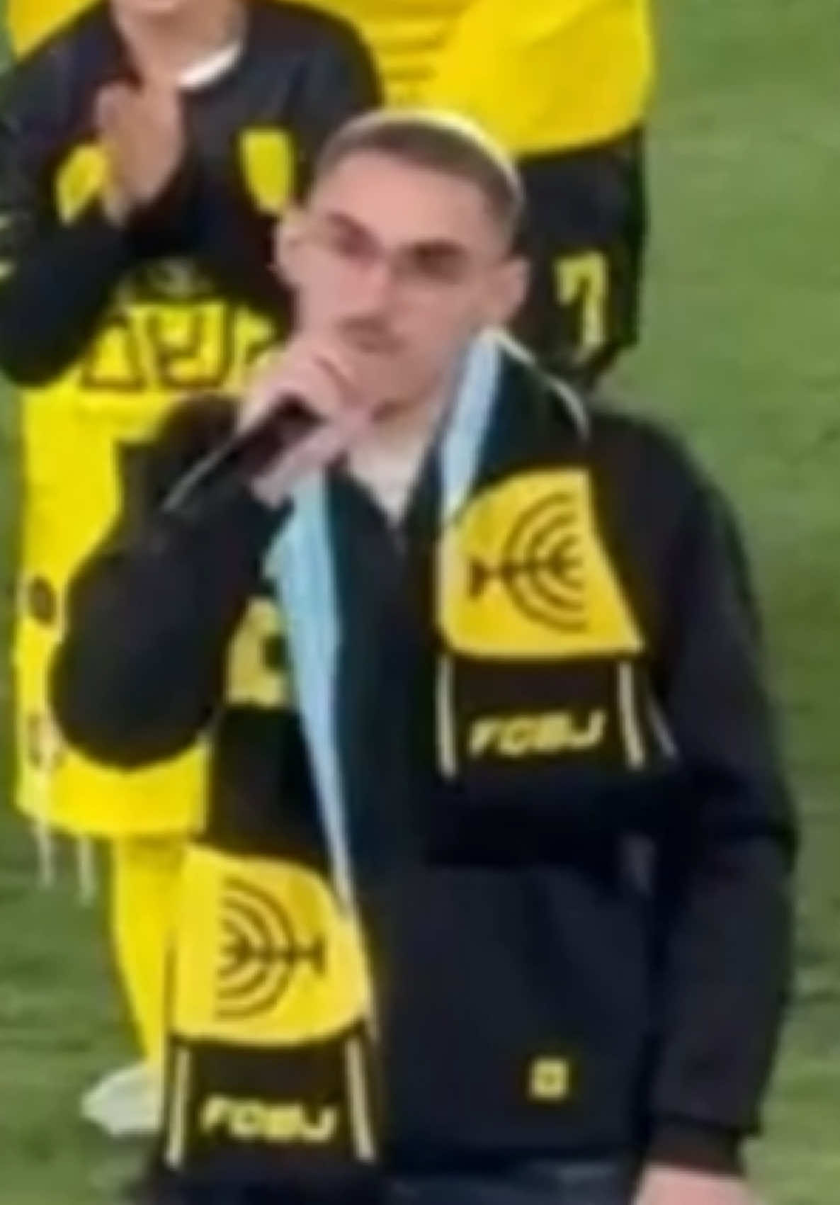 כמה חיכינו: שורד השבי רום ברסלבסקי הגיע למשחק של בית”ר ירושלים אותה הוא אוהד והתקבל על כר הדשא בתשואות ושלטי ענק 💛🖤 