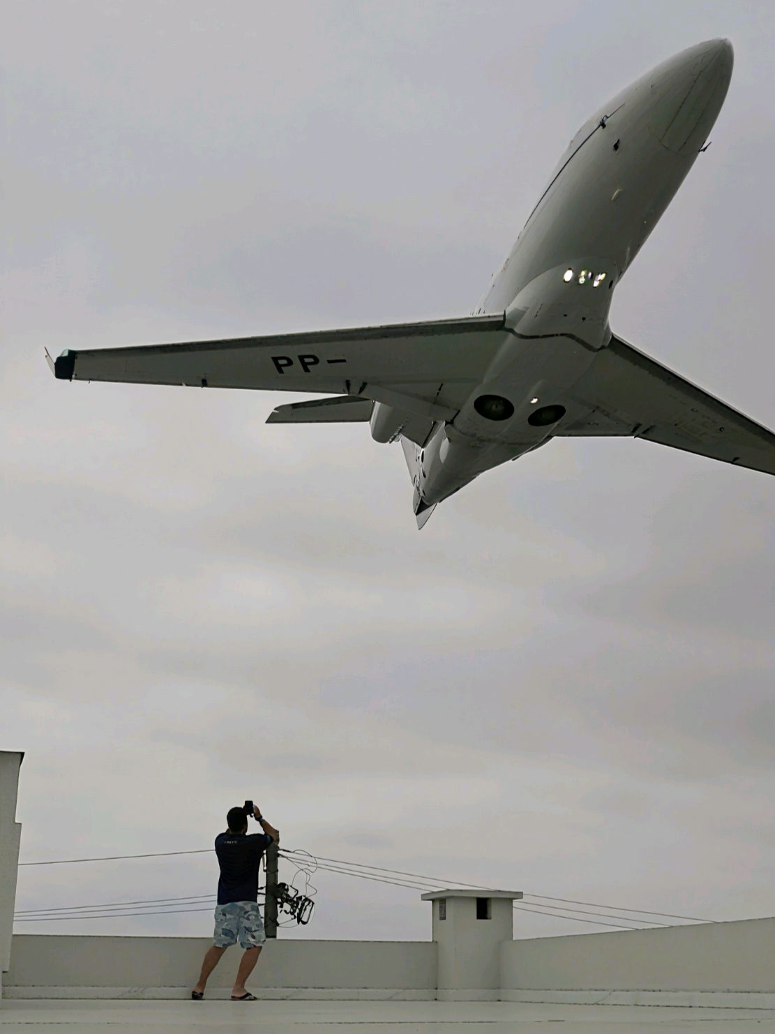 Debaixo das asas - literalmente  Avião realizando decolagem de alta performance no aeroporto de Navegantes  #slowpas #aviation #aeroporto #navegantes #takeoff 