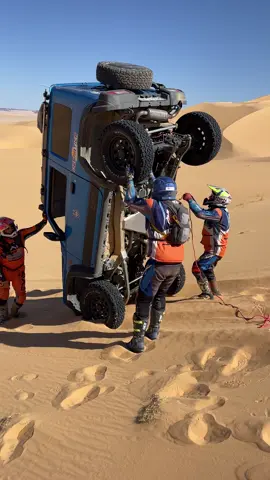 A testa in giù sulle dune🤪 #viralvideotiktok #viralvideostiktoks #viralvideotiktok #desertvibes #suzuki 