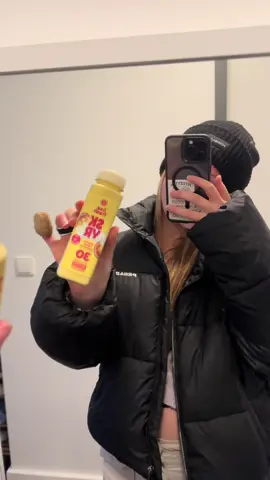 Anzeige | Ihr sucht noch nach einem proteinreichen Frühstückssnack? Dann kann ich euch die LiveFresh Skyrdrinks echt empfehlen. Mit 30g Protein pro Flasche sind sie super für zwischendurch, für die Uni oder nach dem Training.  Ich hab die neuen Sorten probiert und ich finde Maracuja wirklich sehr lecker, aber schreibt auch gerne mal eure Meinung in die Kommentare, wenn ihr sie probiert habt.  Mein Ranking: Maracuja 9,5/10; Heidelbeere 9/10; Kirsche 7/10  #livefresh #skyrdrinks #protein #gymmotivation #gesundessen 