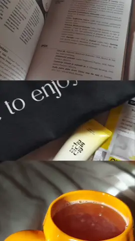 Noiembrie este luna în care am vrut s-o iau mai încet și să redescopăr din nou și încet lucrurile care-mi fac plăcere. Online și offline. Unul dintre lucrurile care mă bucură mereu este să încerc produse noi și să le integrez în rutină. Cu ajutorul celor de la @Bilenegre.ro  am folosit multe produse frumoase și acum am revenit cu păreri. ▫️Stickul hidratant cu protecție solară SPF50+ de la @COSRX Official  este ideal de folosit zilnic și ușor de reaplicat. Are o textură care nu lasă urme și se simte super light pe ten. În plus, are un format adorabil, îl văd cu mine în orice geantă. ▫️Balsamul pentru curățarea tenului cu Squalane de la @The Ordinary  îndepărtează impuritățile și machiajul și protejează bariera pielii. Are o formulă interesantă, de balsam, care devine asemănătoare unui ulei când e combinat cu apă.  ▫️Crema hidratantă pentru ten uniform și radiant de la @returnu_official  a devenit rapid preferata mea. Are o textură ușoară, care abia se simte pe piele și lasă tenul foarte catifelat. Conține vitamina C și niacinamide ajutând și în lupta împotriva petelor pigmentare. Tenul meu e mai luminos și hidratat cu ea. ▫️Masca anti-aging de la @Dr Melaxin Official  mi-a oferit un boost de hidratare. Are o textură diferită, de gel și oferă elasticitate și o îmbunătățire a texturii pielii. Pe care l-ați introduce în rutina voastră? #skincare #skincareroutine #skincareproducts