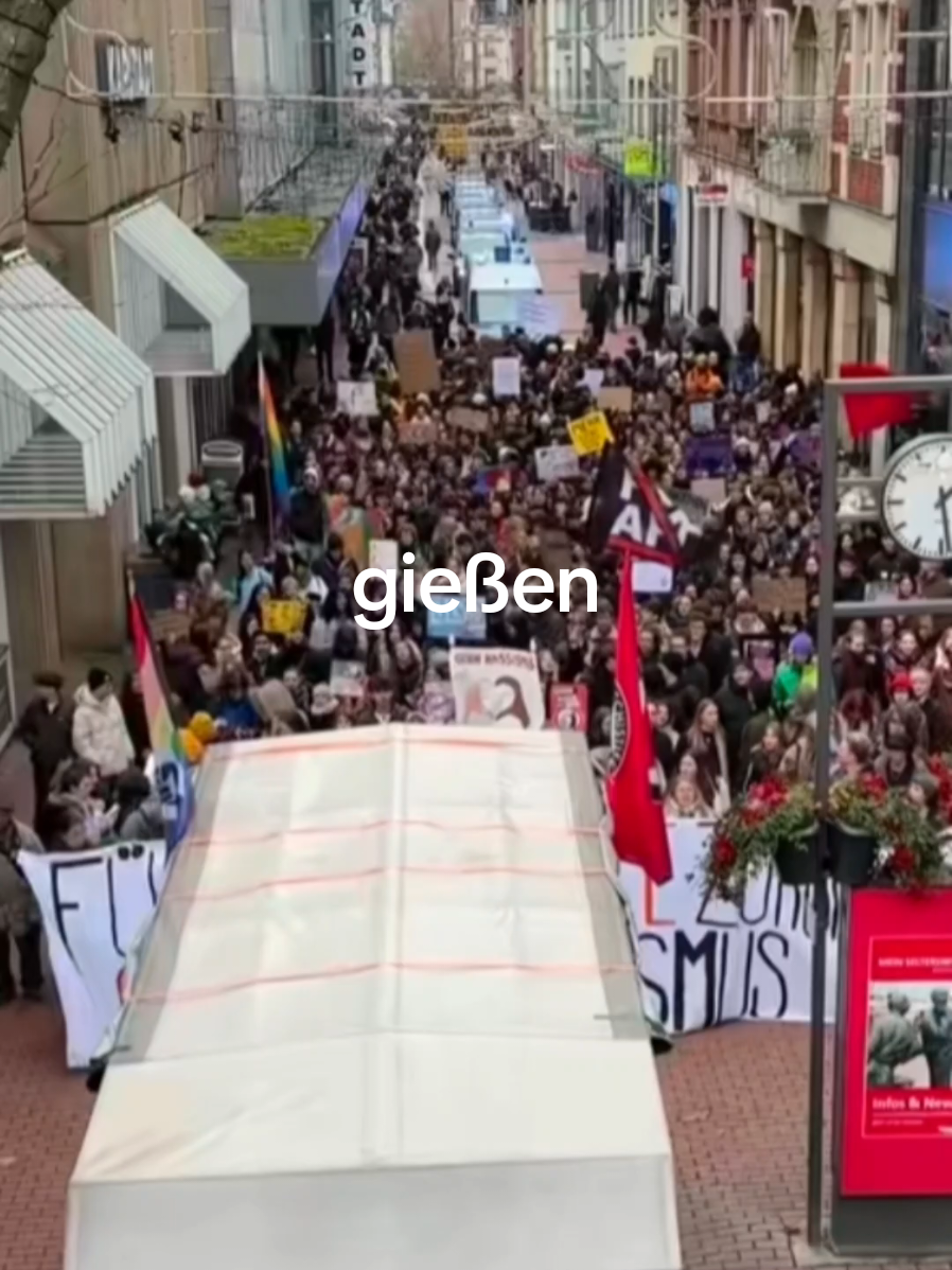 Generation Deutschland zeigt das Toleranzparadoxon live: Rechte Jugendorganisation unter Polizeischutz gegründet, Proteste dagegen werden kriminalisiert. Wie lange lässt unsere Demokratie das noch zu? #CapCut #antifa #fckafd #demokratie #widersetzen 