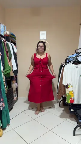 Gente, olha esse conjunto de cropped + saia midi no Crepe Liverpool! Essa malha tem bastante elastano, por isso veste super bem e se ajusta ao corpo com conforto. 💖 É tamanho único plus size, vestindo tranquilamente do 44 ao 48. A saia midi dá aquele caimento elegante e o cropped completa o look de um jeito moderno e perfeito pro plus size. ✨ Maravilhoso, confortável e estiloso — clica no carrinho laranja e só compra! 🛒🧡