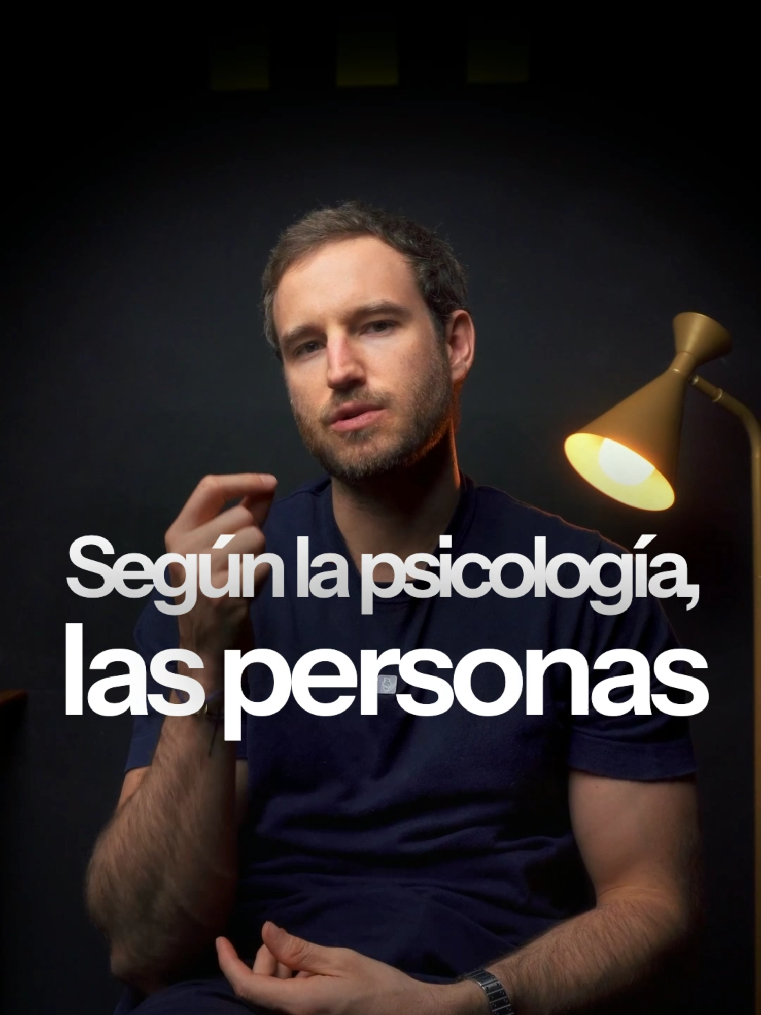 Según la psicología, muchas personas no hablan de lo que sienten, no porque no les importe o porque quieran aparentar fortaleza… sino porque ni siquiera saben cómo se siente eso que sienten. Eso tiene nombre: alexitimia. No es falta de emoción, es falta de lenguaje emocional. Es no poder poner en palabras lo que pasa adentro. Y cuando no puedes expresarlo, tampoco puedes sanarlo. Por eso la inteligencia emocional no empieza entendiendo al otro… empieza aprendiendo a nombrar lo que tú sientes. 👉 Si te sirve este tipo de contenido, sígueme. Hay mucho más @marianoporter #marianoporter #psicologia #inteligenciaemocional #emociones #saludmental #crecimientopersonal #autoconocimiento #reflexion #mindset #desarrolloemocional #mindset #paratiiiiiiiiiiiiiiiiiiiiiiiiiiiiiii #CrecimientoReal #MarketingDeValor #MentalidadGanadora #psicologia #marianoporter