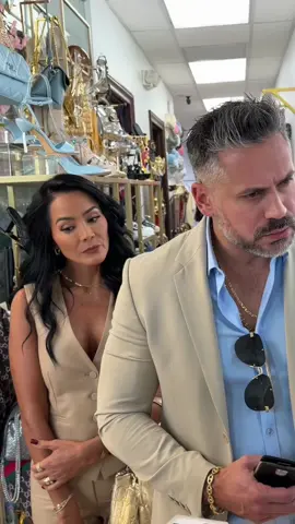 ¿Quién paga? Yo. ¿Con qué tarjeta? También la tuya. Recuerden que @Calipso Boutique tiene un 15% en website, calipsoboutique.com usando el código 