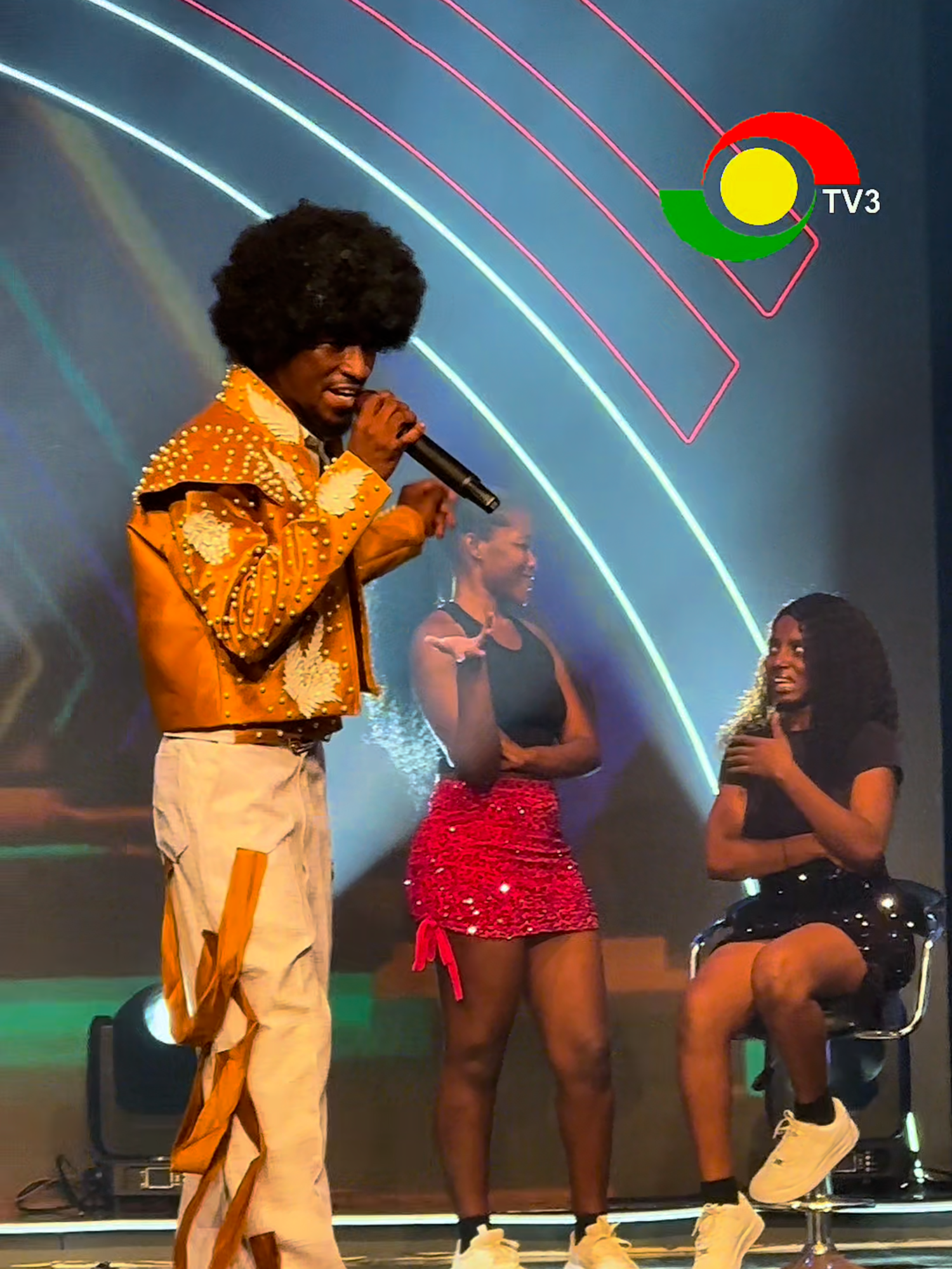 @slimblade69 takes us deep into soul history with Eddie Floyd’s 1966 classic “Knock on Wood.” A fiery, high-energy performance built on the fear of losing love — powered by rhythm, bold horns, and pure vintage soul spirit. #TV3MentorXIV #TV3GH