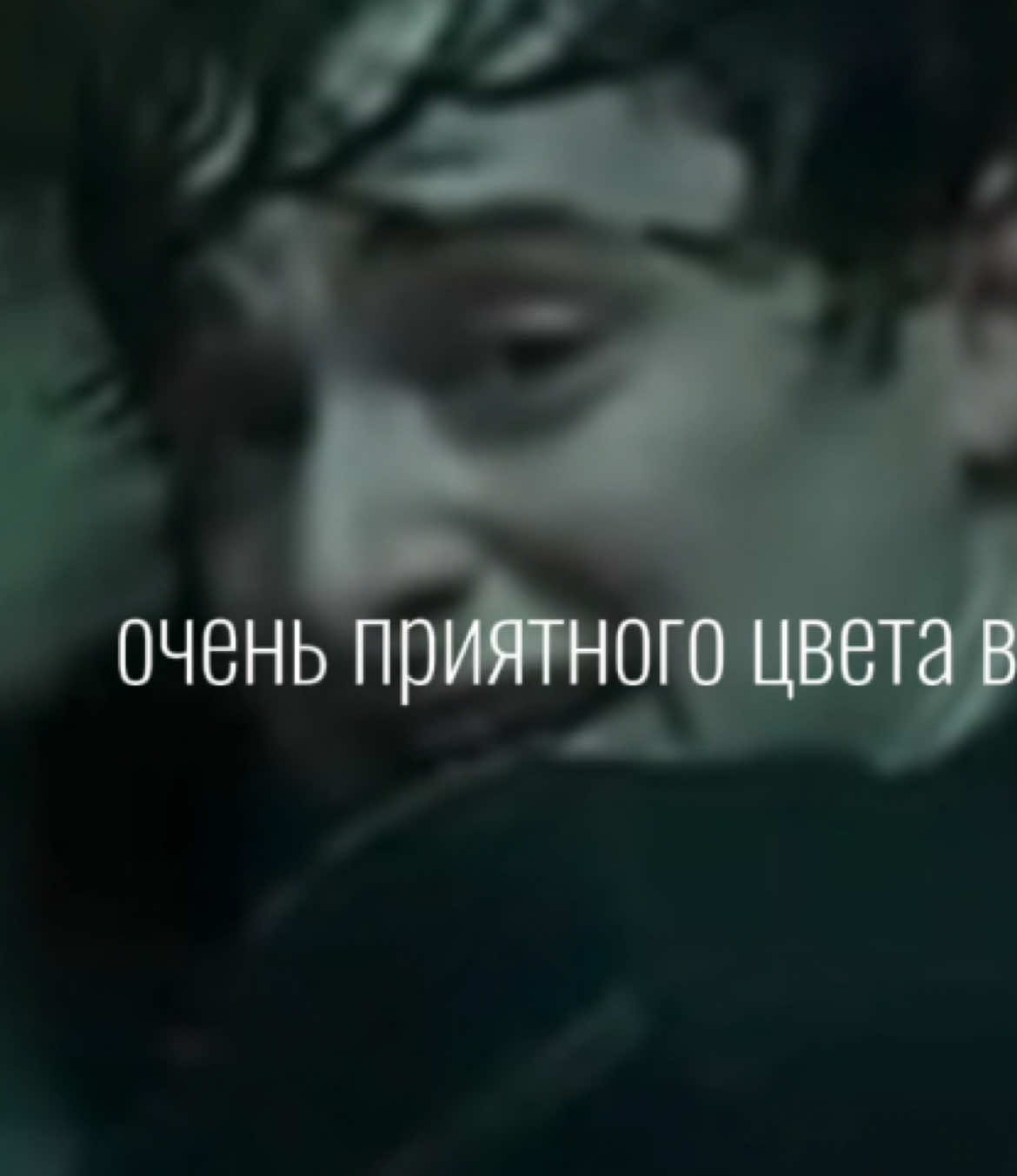 вырезанная сцена из 5 сезона «Очень странные дела» (англ. Stranger Things) — американский научно-фантастический драматический сериал в жанре ужасов. Создан братьями Мэттом и Россом Дафферами эксклюзивно для Netflix в 2016 году.  Количество сезонов: 5. Премьера первого сезона состоялась на Netflix 15 июля 2016 года.  Жанры: ужасы, фантастика, фэнтези, триллер, драма, детектив.  Проект стал началом одноимённой франшизы, в которую входят анимационный спин-офф «Очень странные дела: Рассказы из 85-го», бродвейский спектакль-приквел «Очень странные дела: Первая тень», а также множество книг, комиксов, магазинов и игр «Dungeons & Dragons», вдохновлённых сериалом.  ru.wikipedia.org Плакат сериала 