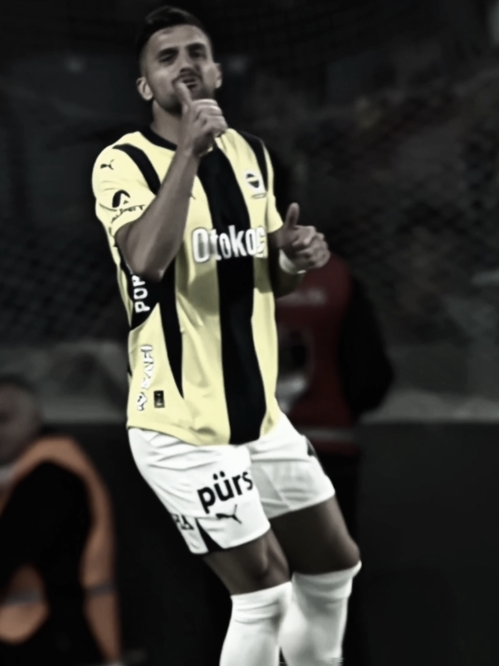 Gelmemenin ne demek olduğunu sen anlat, gidememenin ne demek olduğunu ben anlatayım. Gözüm değil gönlüm kaldı; beklemek değil, özlemek yordu. Hani derler ya; aşk arafta bir yoldu, giden gitti, dönen yoktu.#dusantadic 